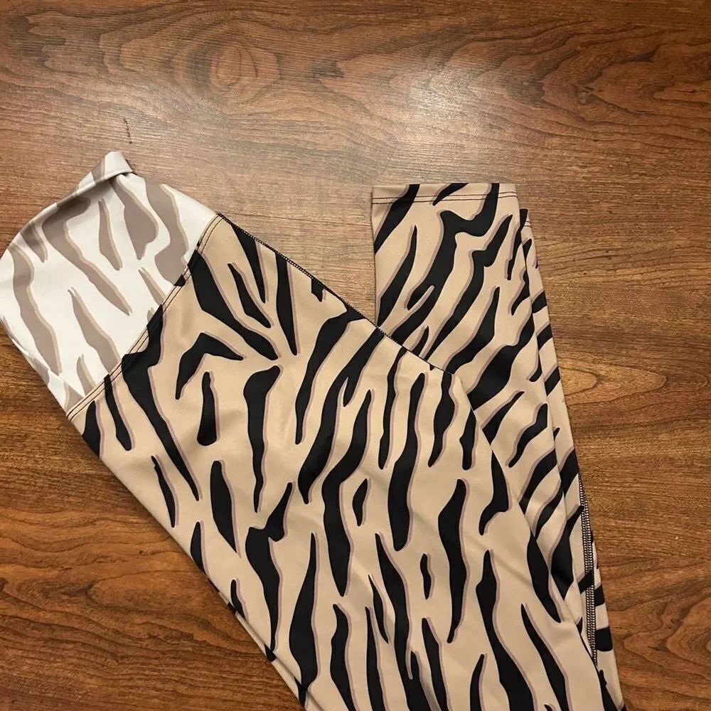 Beach Riot Zebra Leggings Medium - Picture 3 of 5
